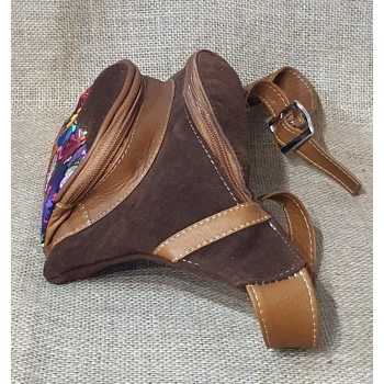 Torebka na biodro z ciemnobrązowej zamszowej skóry i kwiatowym kolorowym haftem .