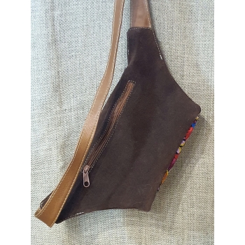 Torebka na biodro z ciemnobrązowej zamszowej skóry i kwiatowym kolorowym haftem .