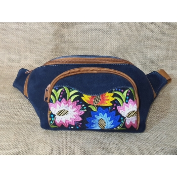 Torebka na biodro z granatowej zamszowej skóry i kwiatowym kolorowym haftem .