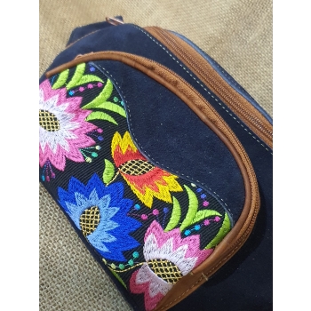 Torebka na biodro z granatowej zamszowej skóry i kwiatowym kolorowym haftem .