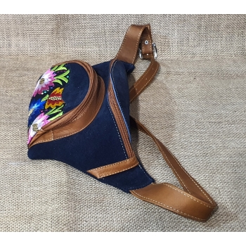 Torebka na biodro z granatowej zamszowej skóry i kwiatowym kolorowym haftem .