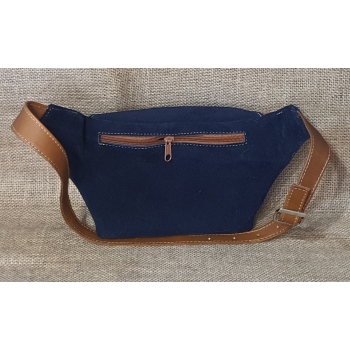 Torebka na biodro z granatowej zamszowej skóry i kwiatowym kolorowym haftem .