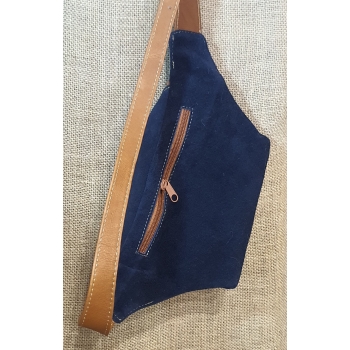 Torebka na biodro z granatowej zamszowej skóry i kwiatowym kolorowym haftem .