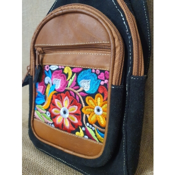 Torebka skórzana zamszowa czarna typu gruszka  haftowana etnicznym kwiatowym  wzorem.