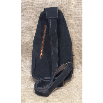 Torebka skórzana zamszowa czarna typu gruszka  haftowana etnicznym kwiatowym  wzorem.