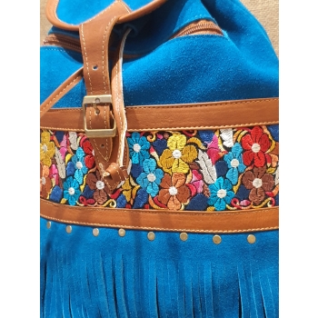 Plecak damski boho  ze skóry zamszowej  w kolorze jasnoniebieskim z kolorowym kwiatowym  haftem.