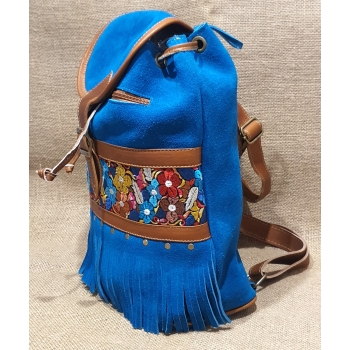 Plecak damski boho  ze skóry zamszowej  w kolorze jasnoniebieskim z kolorowym kwiatowym  haftem.