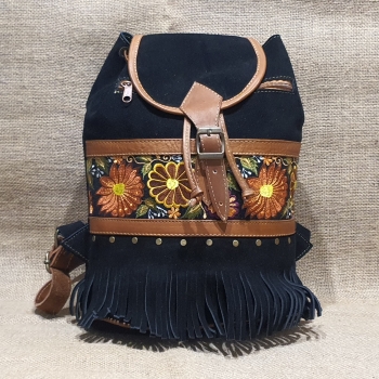 Plecak damski boho  ze skóry zamszowej  w kolorze czarnym z kolorowym kwiatowym  haftem.