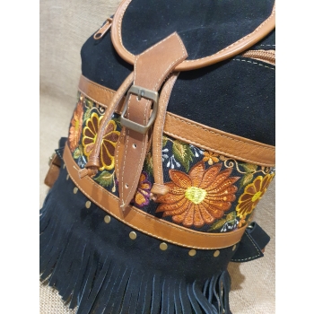 Plecak damski boho  ze skóry zamszowej  w kolorze czarnym z kolorowym kwiatowym  haftem.