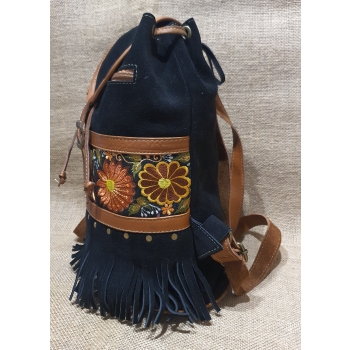 Plecak damski boho  ze skóry zamszowej  w kolorze czarnym z kolorowym kwiatowym  haftem.