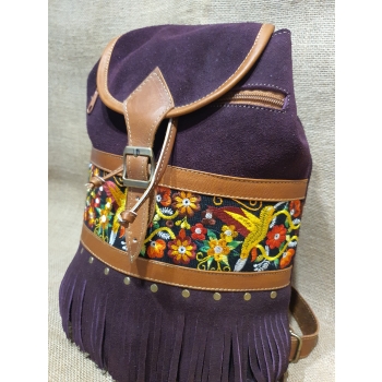 Plecak damski boho  ze skóry zamszowej  w kolorze czerwonego wina z kolorowym kwiatowym  haftem.