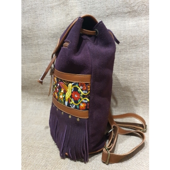 Plecak damski boho  ze skóry zamszowej  w kolorze czerwonego wina z kolorowym kwiatowym  haftem.