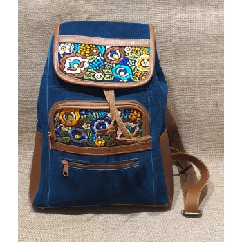 Plecak damski ze skóry zamszowej w kolorze morskim z etnicznym haftem.