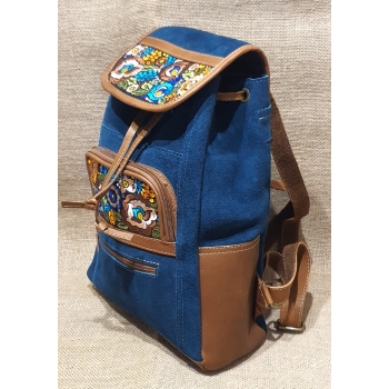 Plecak damski ze skóry zamszowej w kolorze morskim z etnicznym haftem.