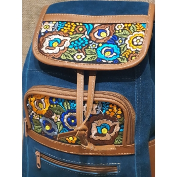 Plecak damski ze skóry zamszowej w kolorze morskim z etnicznym haftem.