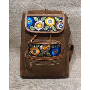 Plecak damski ze skóry zamszowej w kolorze brązowym z etnicznym haftem.