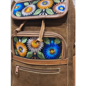 Plecak damski ze skóry zamszowej w kolorze brązowym z etnicznym haftem.