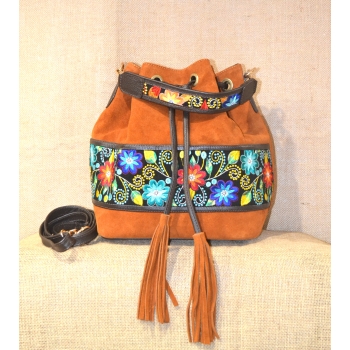 Torebka skórzana zamszowa brązowa z etnicznymi haftami.