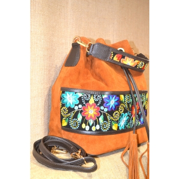 Torebka skórzana zamszowa brązowa z etnicznymi haftami.