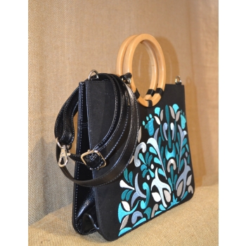 Torebka ze skóry z turkusowym haftem .