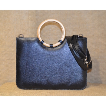 Torebka ze skóry z turkusowym haftem .