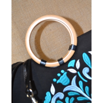 Torebka ze skóry z turkusowym haftem .