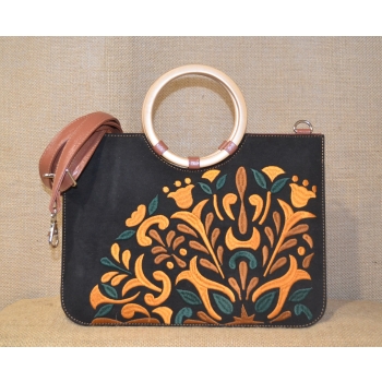 Torebka ze skóry z żółtym haftem .