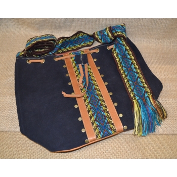 Torebka worek etno ze skóry granatowa z kwiatowym haftem .