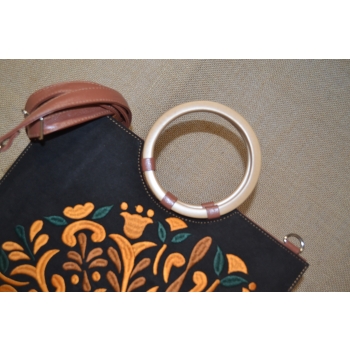 Torebka ze skóry z żółtym haftem .