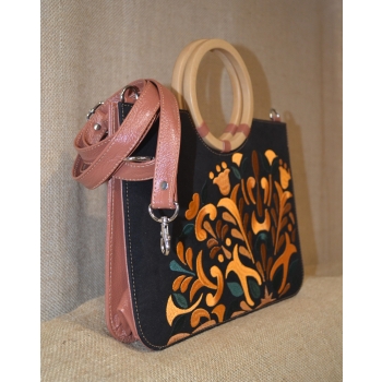 Torebka ze skóry z żółtym haftem .