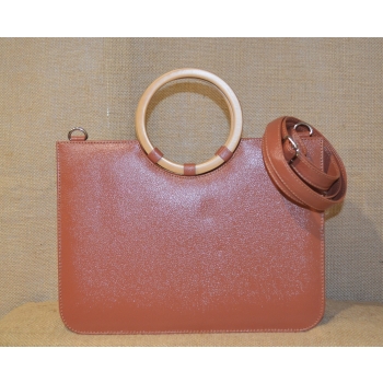 Torebka ze skóry z żółtym haftem .