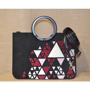 Torebka ze skóry z czerwonym haftem .