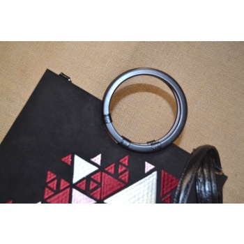 Torebka ze skóry z czerwonym haftem .