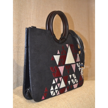 Torebka ze skóry z czerwonym haftem .