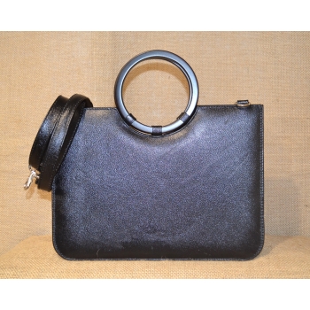 Torebka ze skóry z czerwonym haftem .