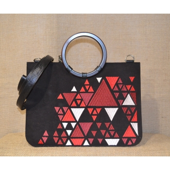 Torebka ze skóry z czerwonym haftem .