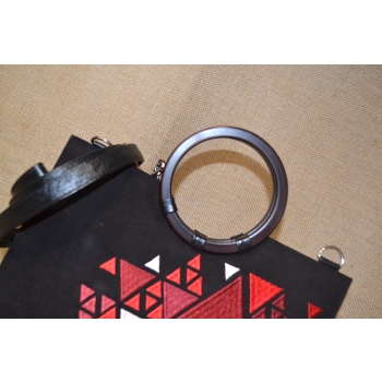 Torebka ze skóry z czerwonym haftem .