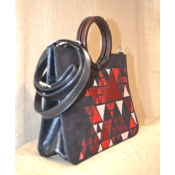 Torebka ze skóry z czerwonym haftem .