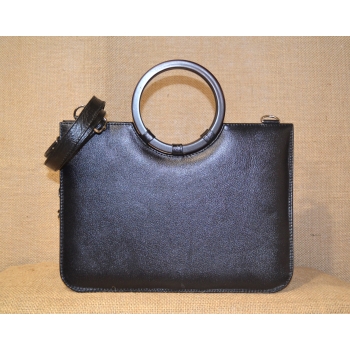 Torebka ze skóry z czerwonym haftem .