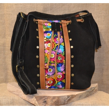 Torebka worek etno ze skóry czarna z kwiatowym haftem .