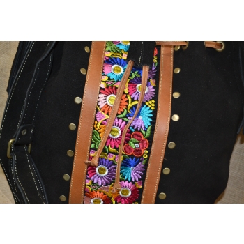 Torebka worek etno ze skóry czarna z kwiatowym haftem .