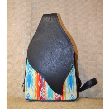 Etniczny haftowany  czarny ekwadorski plecak ze skóry.