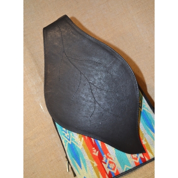 Etniczny haftowany  czarny ekwadorski plecak ze skóry.