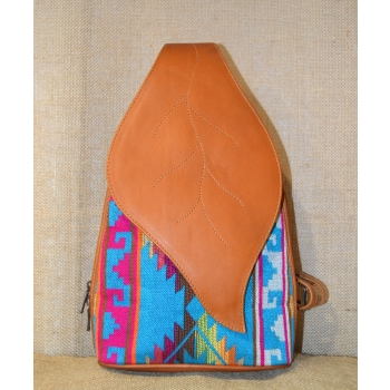 Etniczny haftowany ekwadorski plecak z jasnobrązowej  skóry.