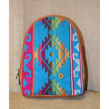 Etniczny haftowany ekwadorski plecak z jasnobrązowej  skóry.