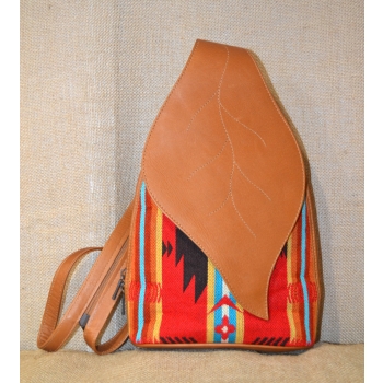 Etniczny haftowany ekwadorski plecak z jasnobrązowej  skóry.