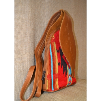 Etniczny haftowany ekwadorski plecak z jasnobrązowej  skóry.
