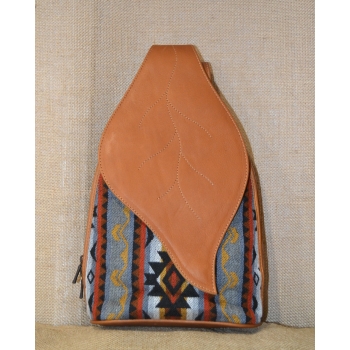 Etniczny haftowany ekwadorski plecak z jasnobrązowej  skóry.