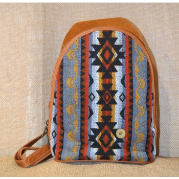 Etniczny haftowany ekwadorski plecak z jasnobrązowej  skóry.