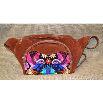 Torebka na biodro z zamszowej skóry w ceglasto czerwonym kolorze i kwiatowym haftem .